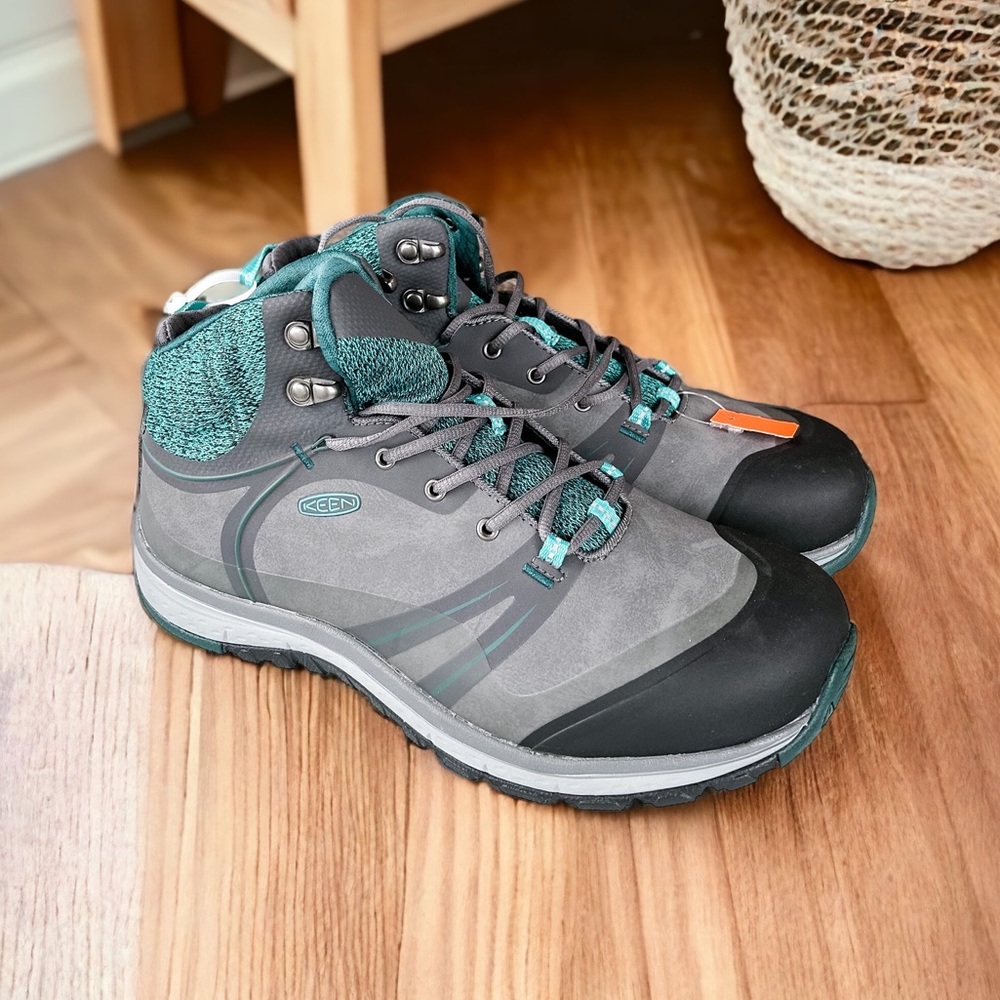 NEW Keen Hiking Boots 🤍